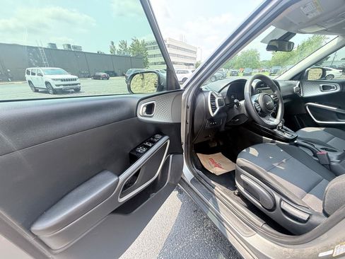 Used 2025 Kia Soul LX FWD image 9