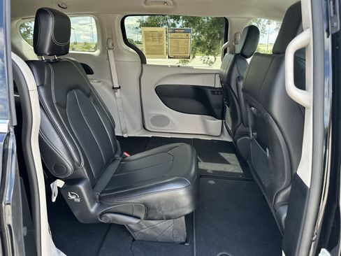 Used 2024 Chrysler Pacifica Touring-L FWD image 27