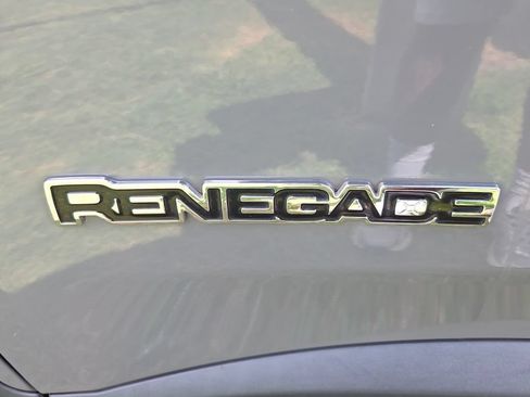 Used 2019 Jeep Renegade Latitude FWD image 2