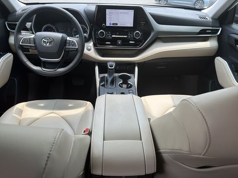 Used 2023 Toyota Highlander XLE AWD/4WD image 4