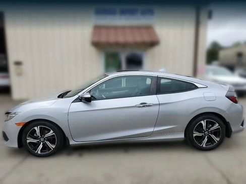 Used 2017 Honda Civic Touring image 5