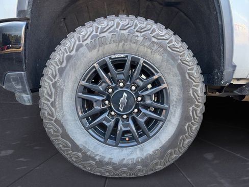 Used 2025 Chevrolet Silverado 2500 ZR2 w/ Technology Package image 14