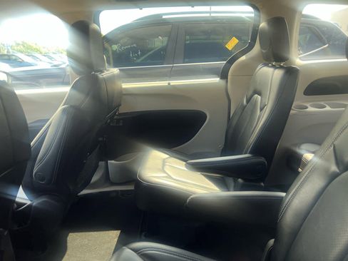 Used 2023 Chrysler Pacifica Touring-L FWD image 6