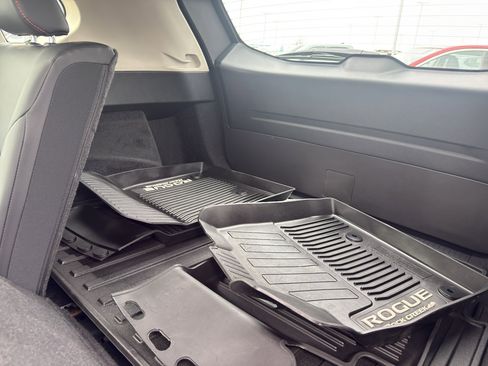 Certified 2025 Nissan Rogue SV image 34