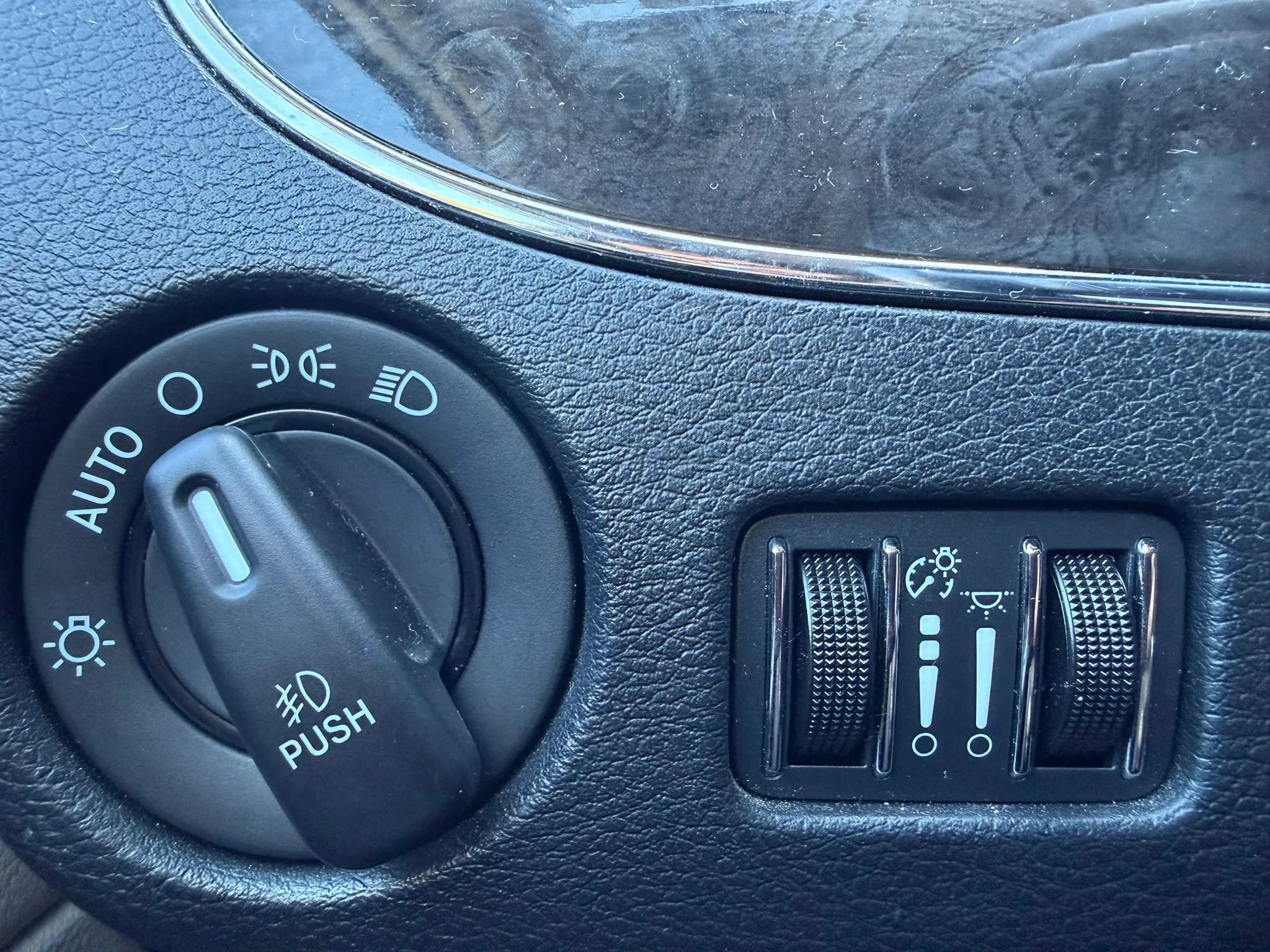 Used 2016 Chrysler Town & Country Touring-L FWD image 25