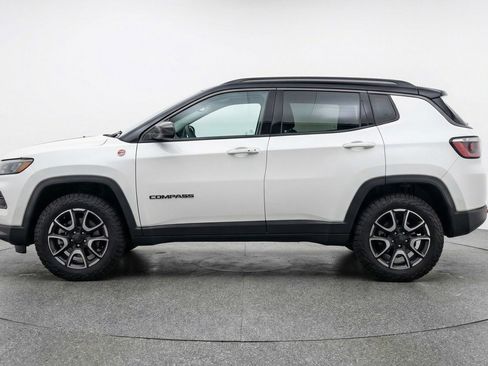 Used 2025 Jeep Compass Trailhawk image 4