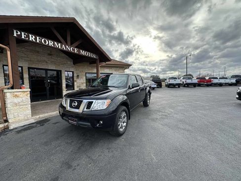 Used 2020 Nissan Frontier SV image 1