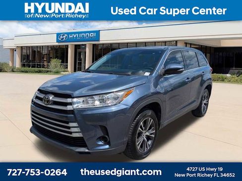 Used 2019 Toyota Highlander LE FWD image 1