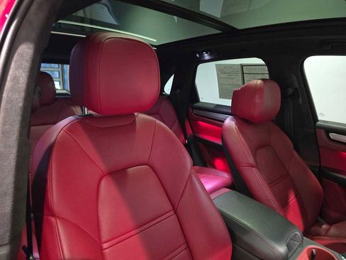 Used 2023 Porsche Cayenne Turbo S image 15