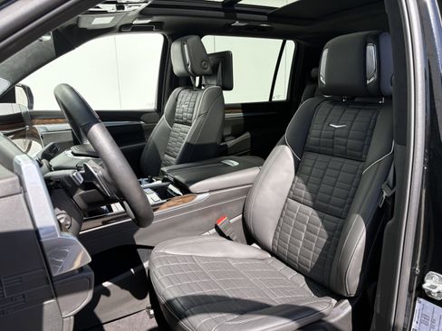 Used 2025 Cadillac Escalade ESV Premium Luxury Platinum AWD/4WD image 11