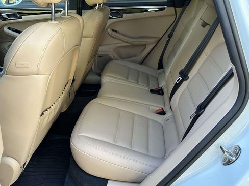 Certified 2025 Porsche Macan AWD/4WD image 13