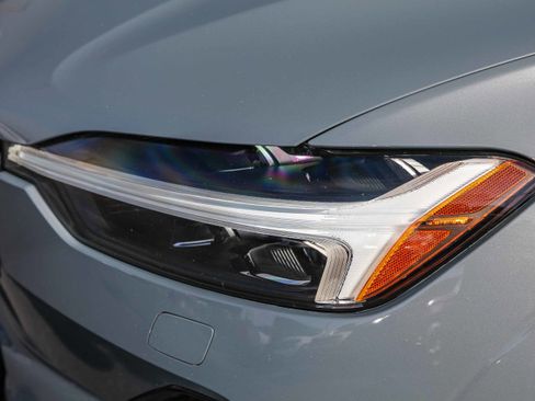 Used 2023 Volvo XC60 T8 Ultimate image 7