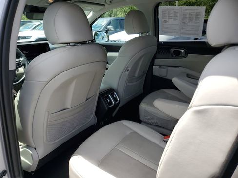 Used 2023 Kia Sorento EX image 10