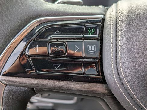 Used 2025 Jeep Grand Cherokee Overland AWD/4WD image 12