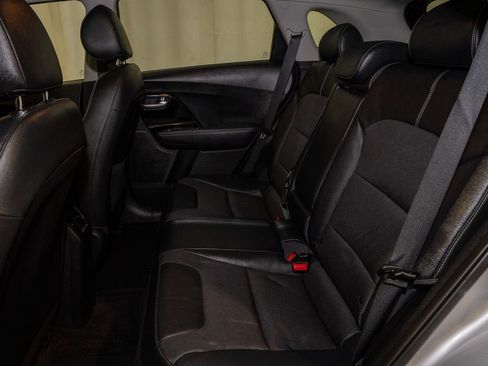 Used 2019 Kia Niro EX image 7