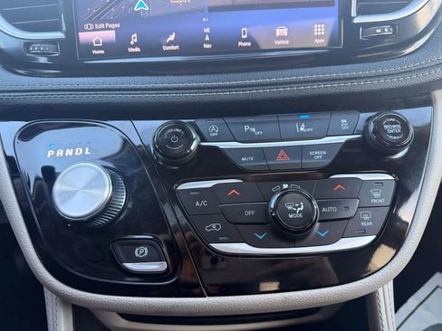 Used 2023 Chrysler Pacifica Limited image 22