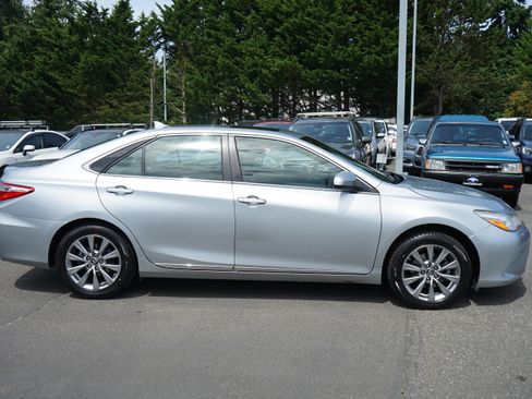 Used 2017 Toyota Camry XLE w/ Moonroof Package FWD image 6
