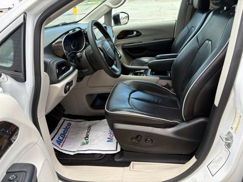 Used 2024 Chrysler Pacifica Limited FWD image 11