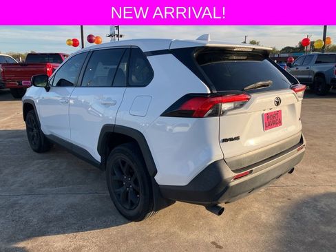 Used 2022 Toyota RAV4 LE image 5
