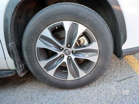 Used 2022 Toyota Highlander XLE FWD image 12