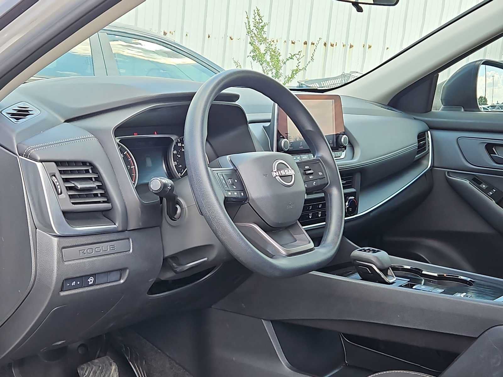 Used 2025 Nissan Rogue S FWD image 2
