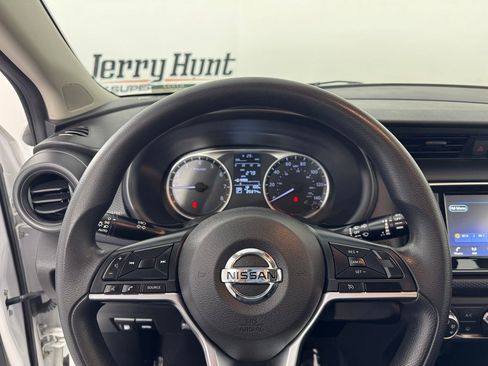 Used 2021 Nissan Kicks S image 18