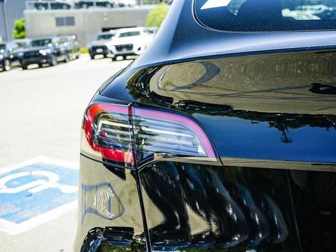 Used 2025 Tesla Model Y Long Range RWD image 9