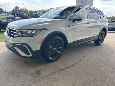 Used 2024 Volkswagen Tiguan SE w/ Panoramic Sunroof Package FWD image 4