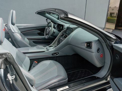 Used 2021 Aston Martin DB11 Volante image 54