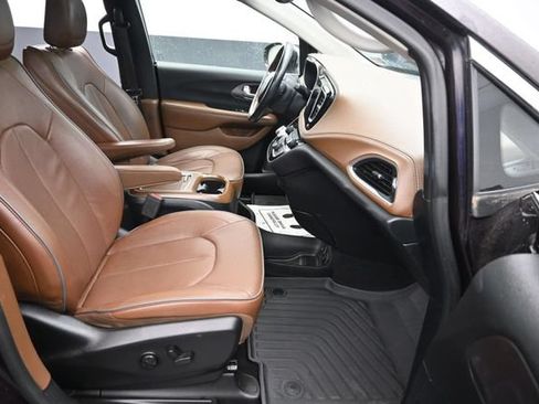 Used 2018 Chrysler Pacifica Limited FWD image 11