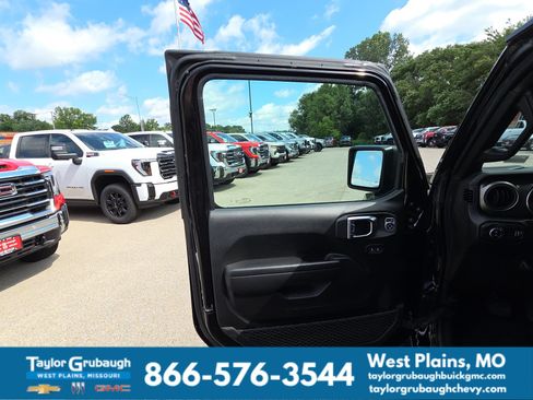 Used 2023 Jeep Gladiator Sport AWD/4WD image 14