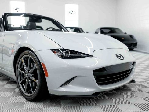 Used 2019 MAZDA MX-5 Miata Grand Touring w/ GT-S Package RWD image 19