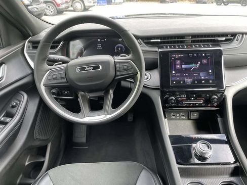 Certified 2025 Jeep Grand Cherokee Altitude AWD/4WD image 13