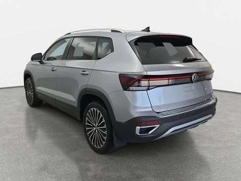 Certified 2025 Volkswagen Taos SE FWD image 5