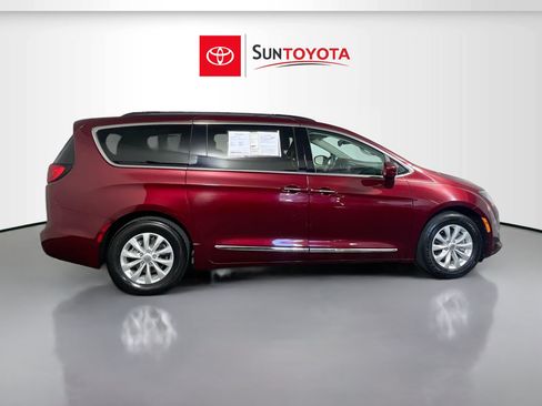 Used 2017 Chrysler Pacifica Touring-L FWD image 2