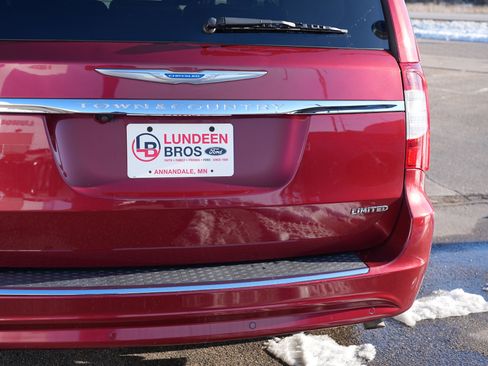 Used 2016 Chrysler Town & Country Limited image 12