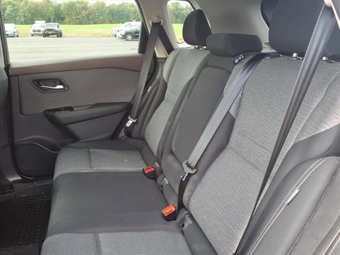 Used 2023 Nissan Rogue SV image 9