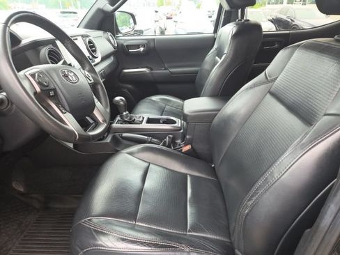 Used 2019 Toyota Tacoma TRD Off-Road AWD/4WD image 14