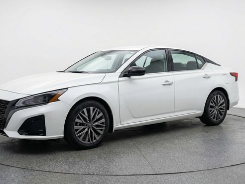 Used 2025 Nissan Altima 2.5 SV image 3