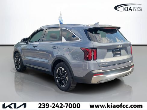 Certified 2025 Kia Sorento S w/ Panoramic Sunroof Package FWD image 4