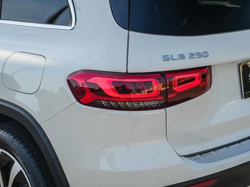 Used 2022 Mercedes-Benz GLB 250 image 11