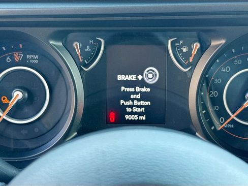 Used 2025 Jeep Gladiator Nighthawk image 13