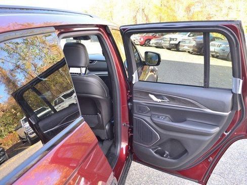 New 2025 Jeep Grand Cherokee Limited w/ Black Appearance Package image 33