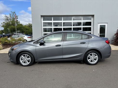 Used 2018 Chevrolet Cruze LT w/ Convenience Package FWD image 2