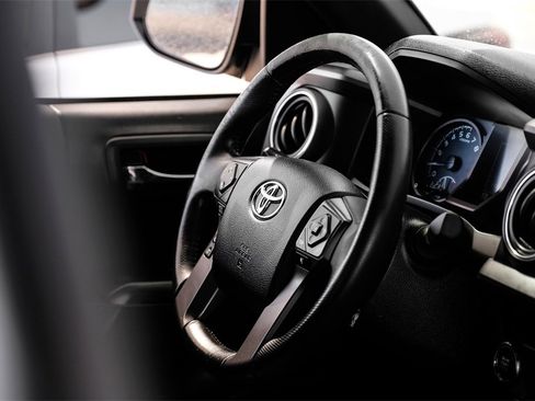 Used 2016 Toyota Tacoma TRD Sport w/ Towing Package image 11