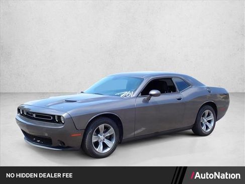 Used 2017 Dodge Challenger SXT RWD image 1
