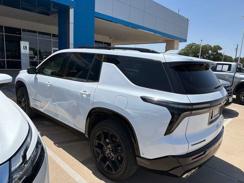 Used 2026 Chevrolet Traverse RS FWD image 4