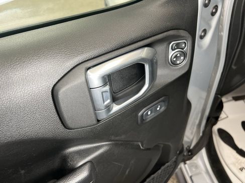 Used 2023 Jeep Wrangler Unlimited Rubicon w/ Cold Weather Group image 15