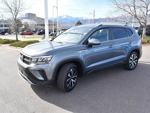 Used 2022 Volkswagen Taos SE image 3