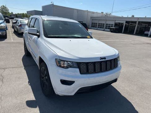 Used 2018 Jeep Grand Cherokee Altitude AWD/4WD image 24